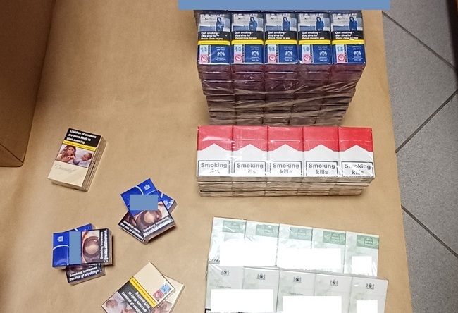 PROSZOWICE. Papierosy bez polskich znaków akcyzy zabezpieczone przez proszowickich policjantów