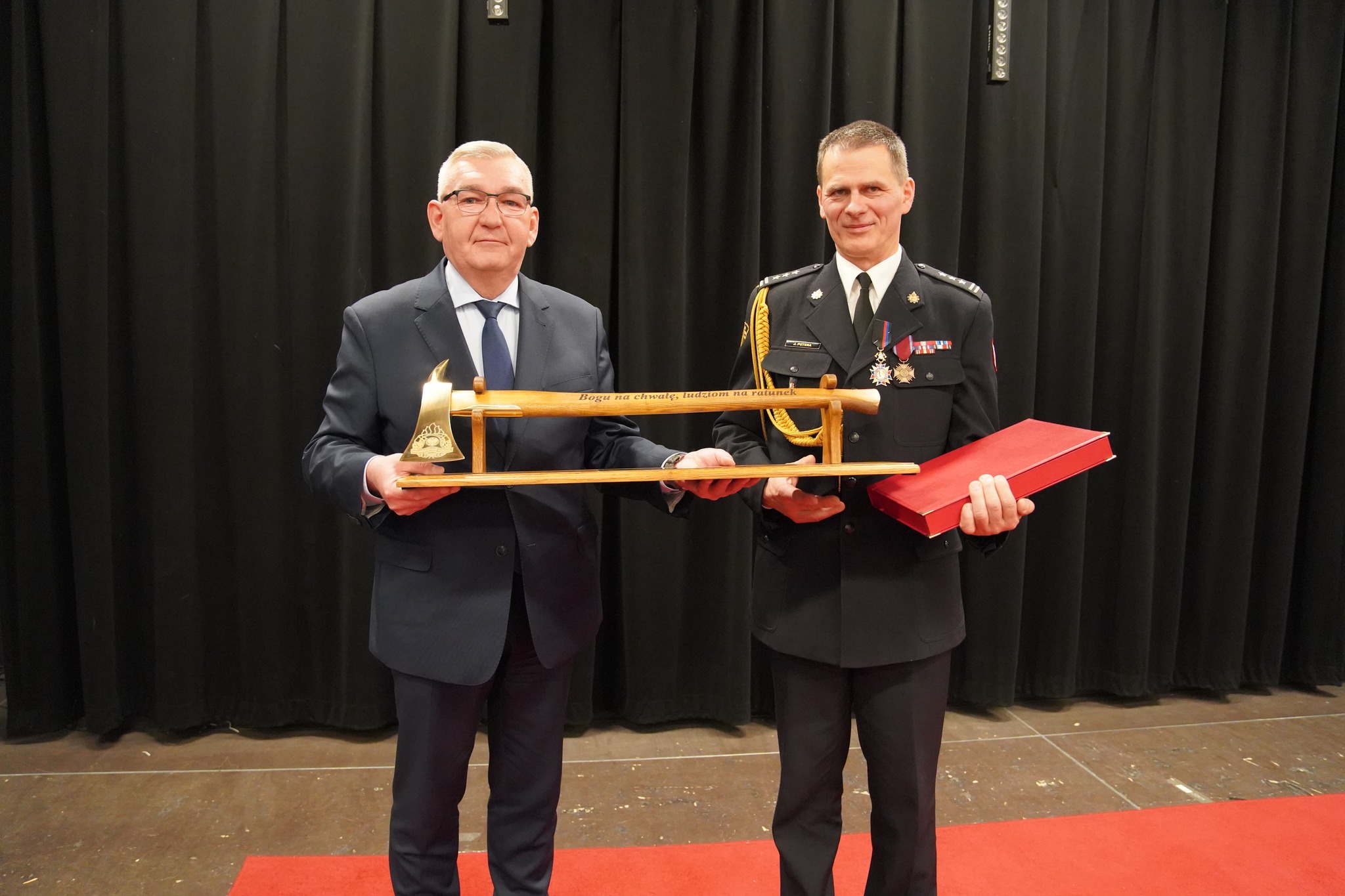 POWIAT BRZESKI. Komendant Straży Pożarnej w Brzesku przeszedł na emeryturę [ZDJĘCIA]