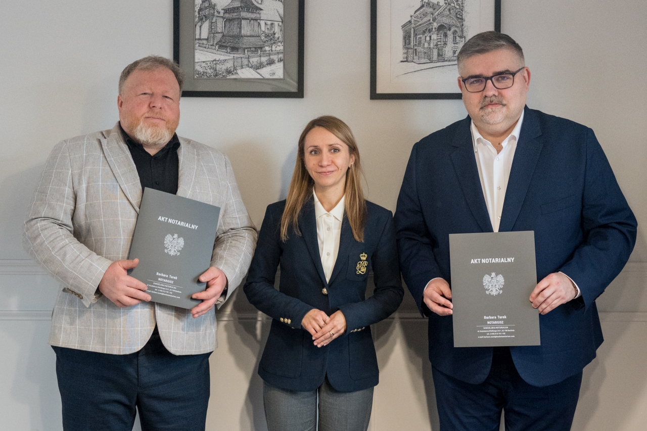 BOCHNIA. Do 2029 roku ma powstać dom sąsiedzki na os. Proszowskim. Starosta przekazał miastu budynek po archiwum [ZDJĘCIA]