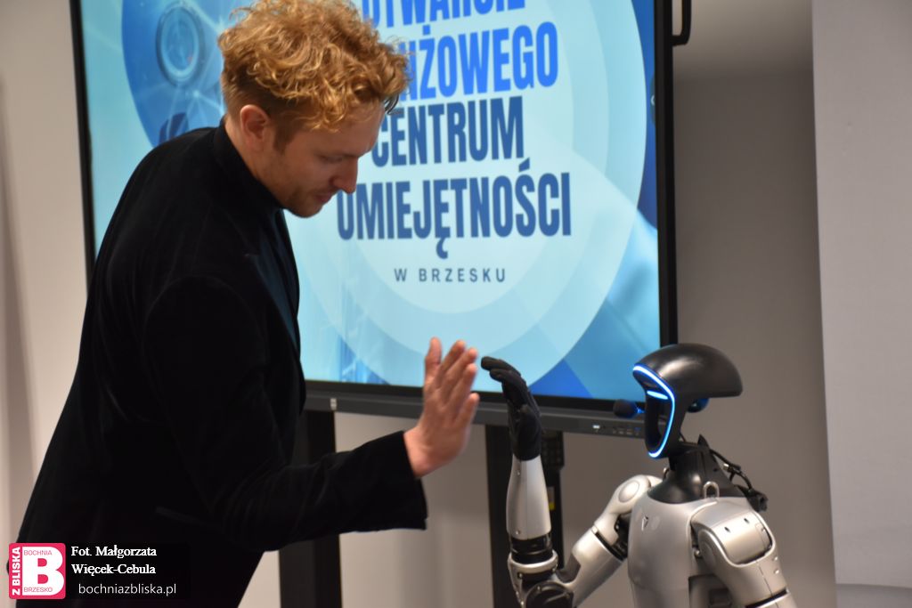 POWIAT BRZESKI. Hubert Zapiór kontra Mechatron czyli spektakularny pojedynek na głosy podczas otwarcia Branżowego Centrum Umiejętności w Brzesku [ZDJĘCIA, WIDEO]