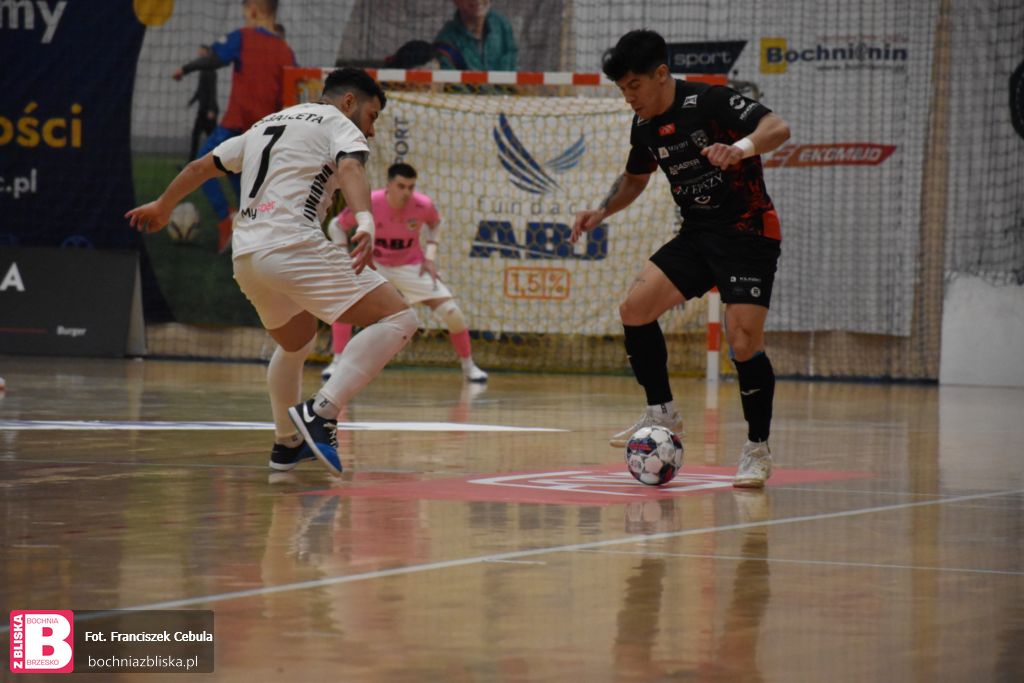BOCHNIA. Choć zostawili serce na parkiecie, musieli uznać wyższość rywala. BSF ABJ Powiat Bochnia przegrał z Futsal Leszno 3:6 [ZDJĘCIA]