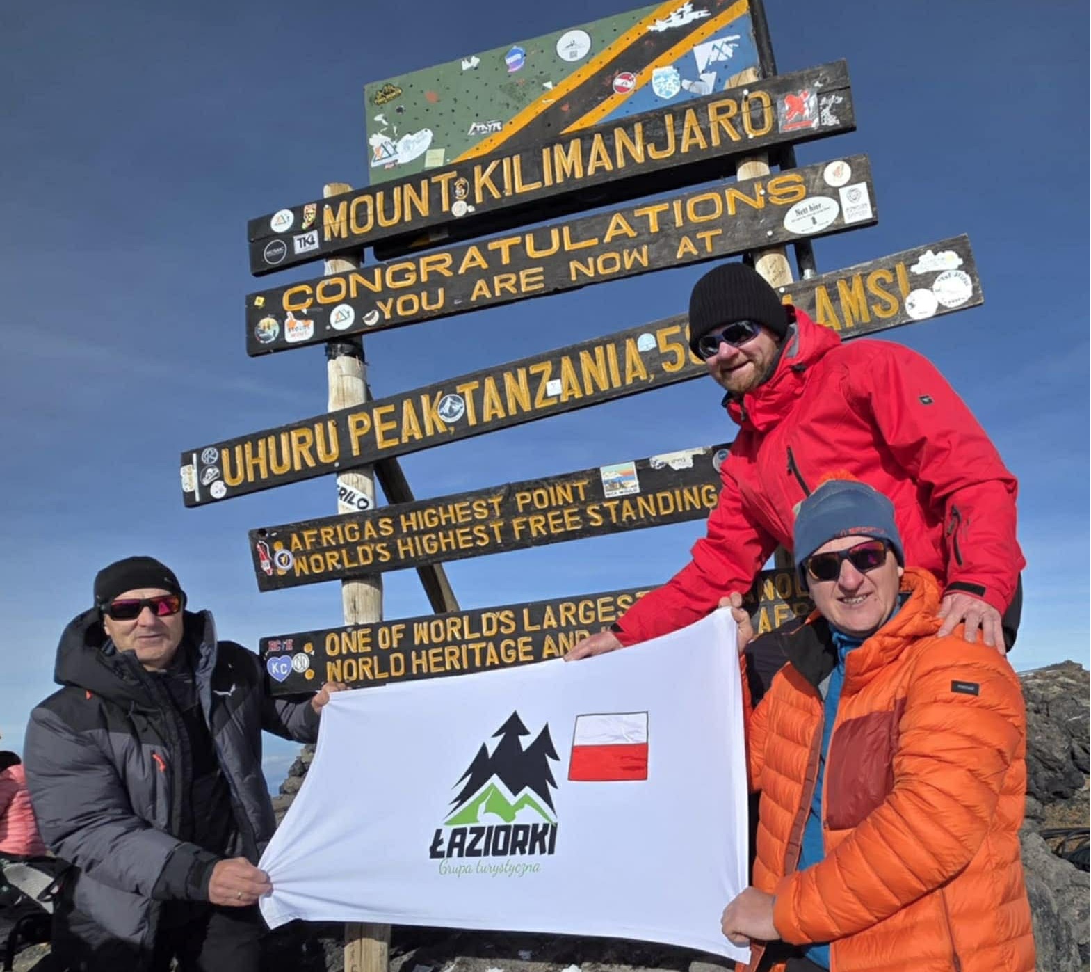BRZESKO. Łukasz Kornaś, Grzegorz Pawełek, Grzegorz Cisak z Brzeskiej Grupy Turystycznej „Łaziorki” zdobyli Kilimandżaro [ZDJĘCIA]