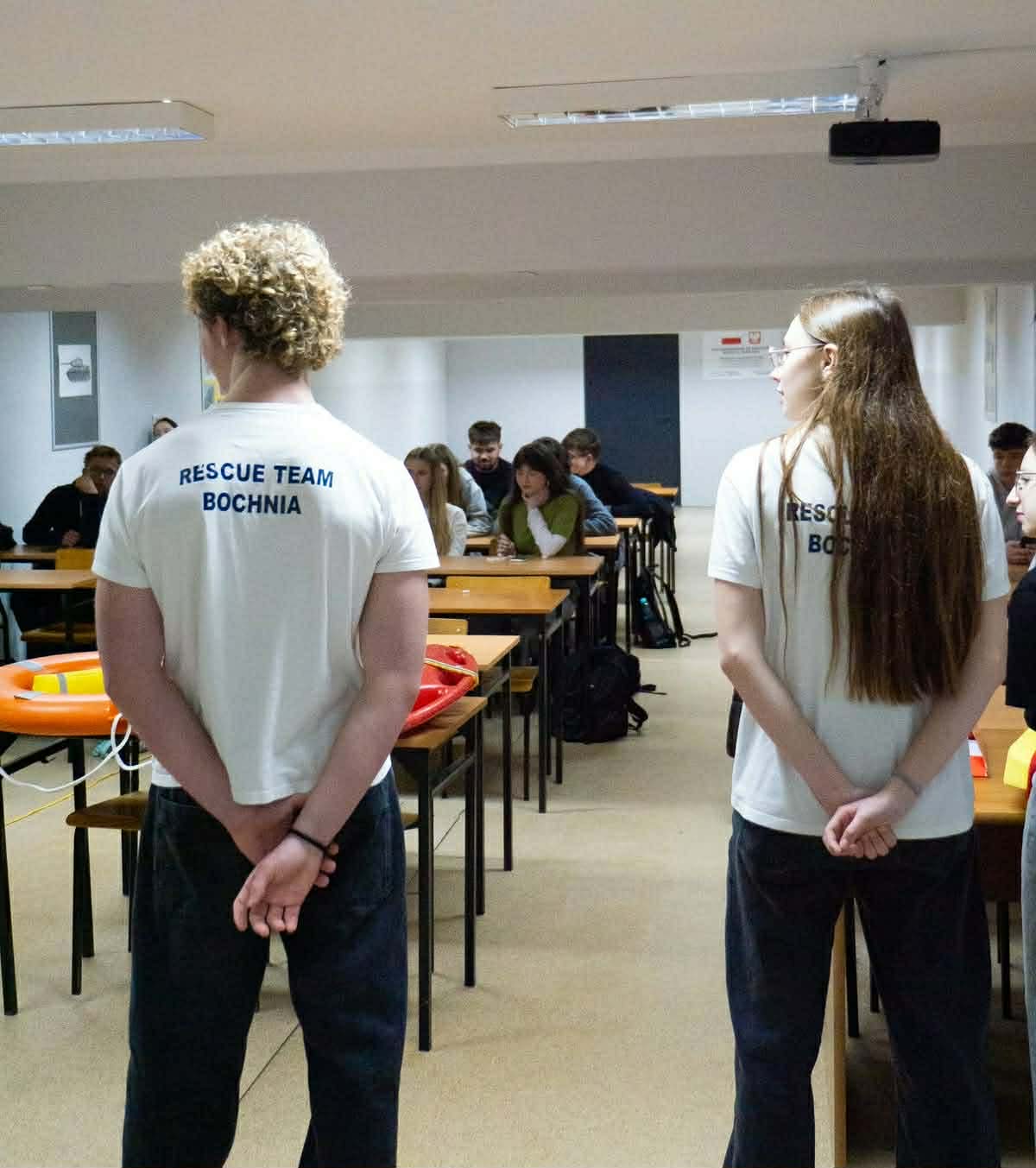 BOCHNIA. Inga Gut i Karol Jesionka z I LO w Bochni uczą jak bezpiecznie zachowywać się nad wodą