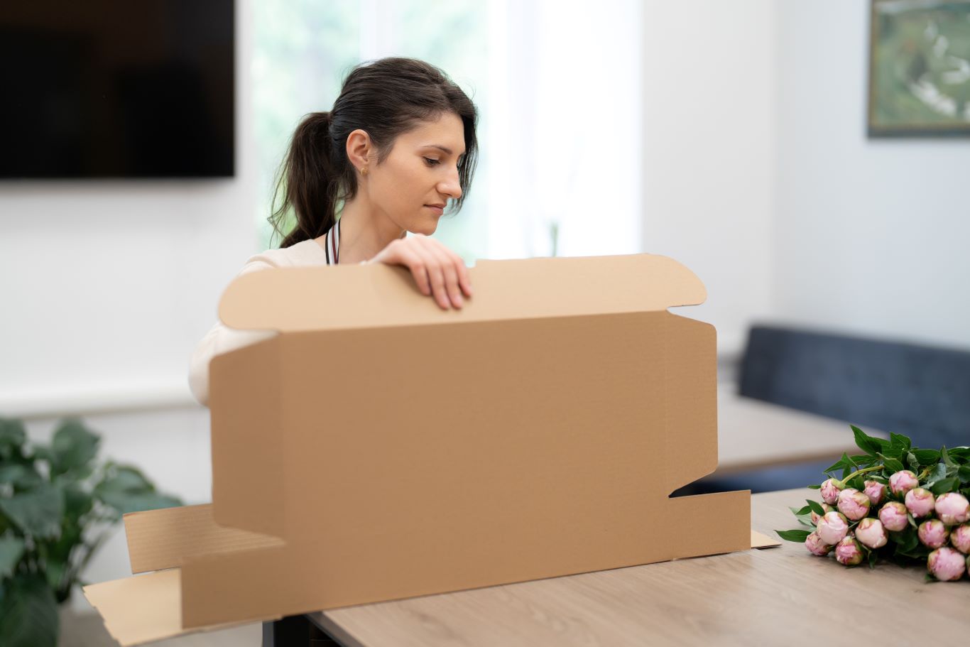 Pudełko szyte na miarę – dlaczego kartony produkowane pod konkretny wymiar to standard nowoczesnego e-handlu?