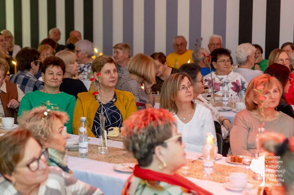 GMINA DRWINIA. Spotkanie z okazji Dnia Kobiet: poezja, spektakl i kwiaty [ZDJĘCIA]