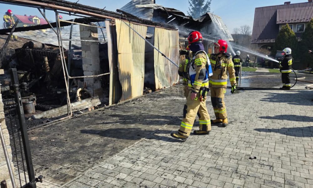 KRÓLÓWKA. Spalił się budynek gospodarczy i maszyny rolnicze [ZDJĘCIA]