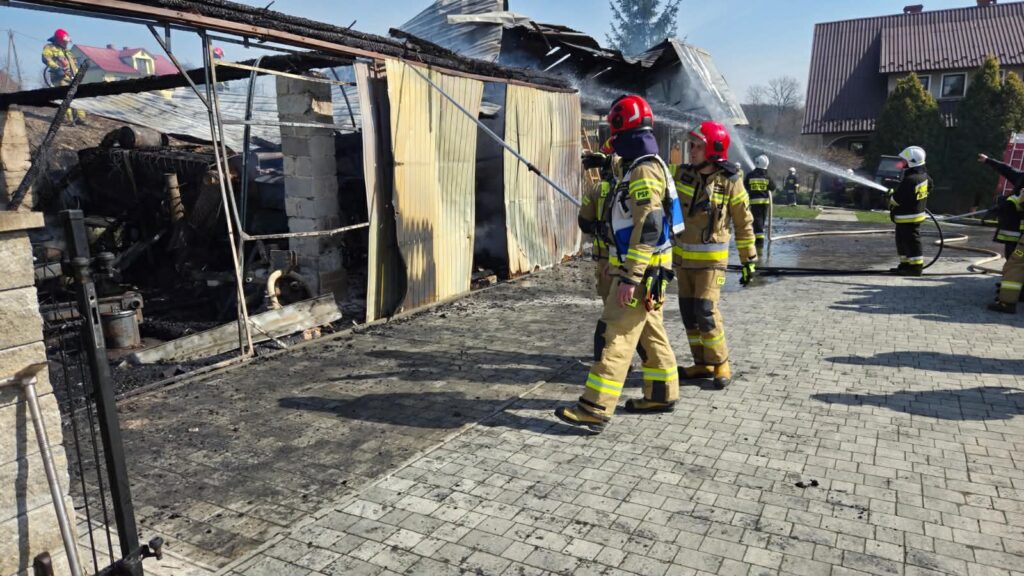 KRÓLÓWKA. Spalił się budynek gospodarczy i maszyny rolnicze [ZDJĘCIA]