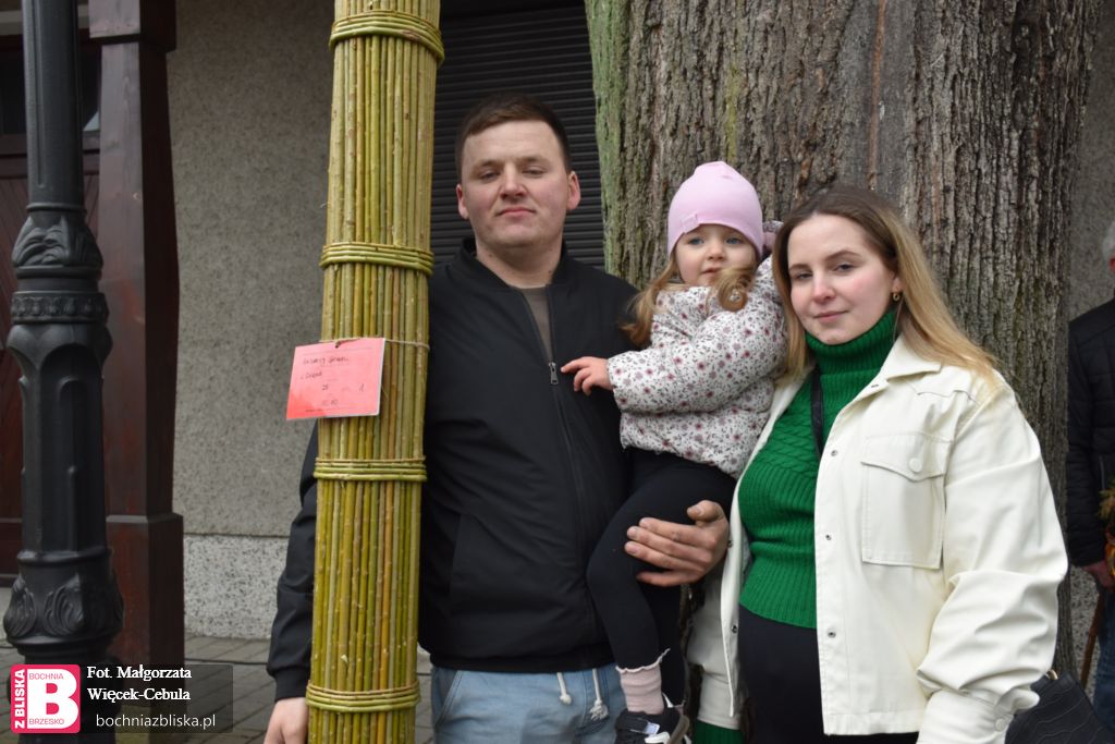 LIPNICA MUROWANA. Najwyższa postawiona na Rynku palma ma 35 metrów i 80 cm wysokości. Wykonał ją Andrzej Goryl [ZDJĘCIA]