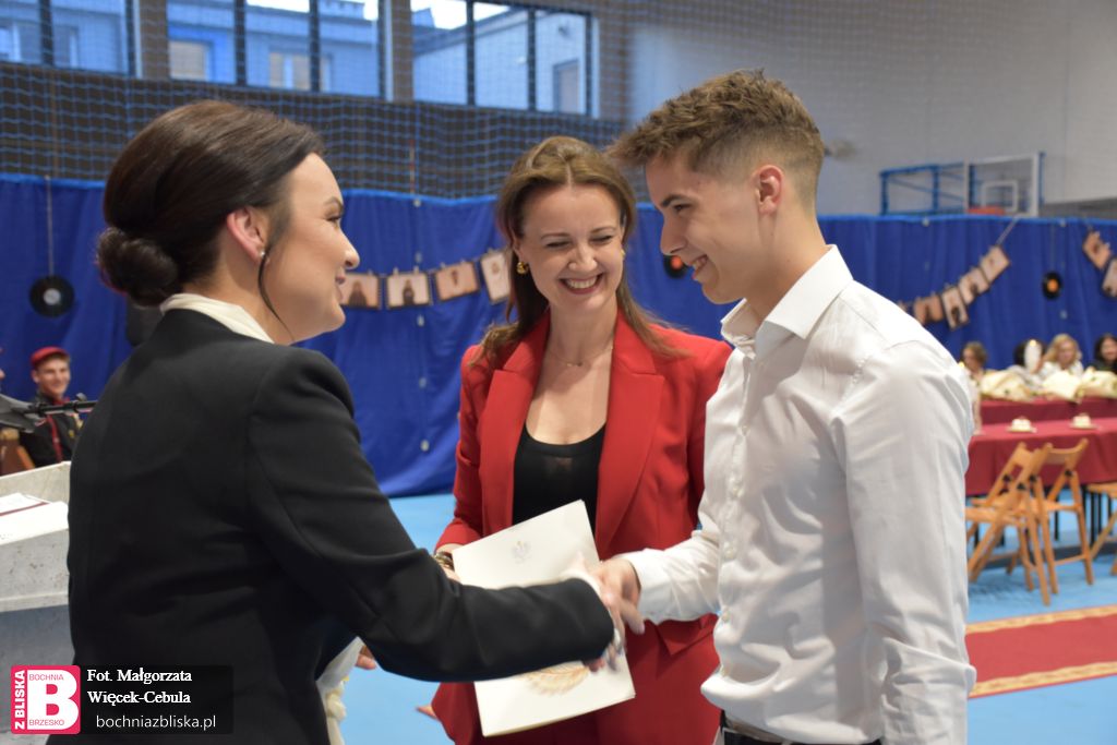 POWIAT BOCHEŃSKI. Wręczenie listów pochwalnych najlepszym uczniom ZS nr 1 w Bochni [ZDJĘCIA]