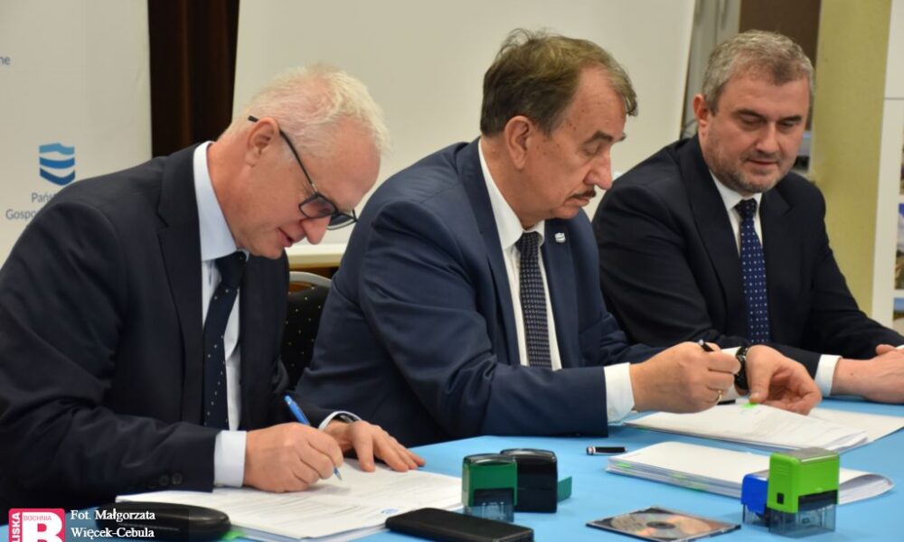 GMINA ŁAPANÓW. Umowa podpisana. W dwa lata zmodernizują wały przeciwpowodziowe [ZDJĘCIA, WIDEO]