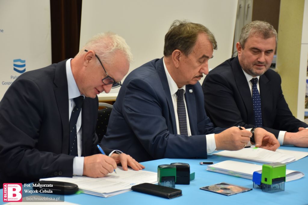 GMINA ŁAPANÓW. Umowa podpisana. W dwa lata zmodernizują wały przeciwpowodziowe [ZDJĘCIA, WIDEO]