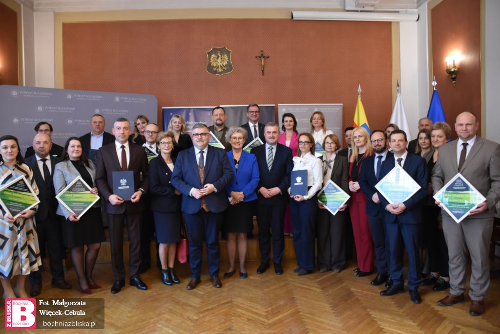 POWIAT BOCHEŃSKI. Będą duże inwestycje drogowe! Podpisano umowy na dofinansowanie w ramach Rządowego Funduszu Rozwoju Dróg [ZDJĘCIA, WIDEO]