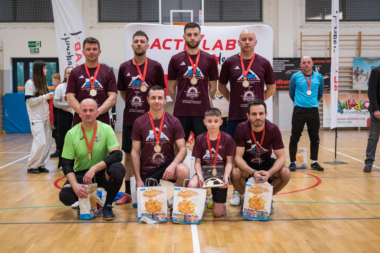 POWIAT BOCHEŃSKI. Rekordowa pomoc dla Michałka. Ponad 25 tys. zł zebrane podczas charytatywnego turnieju futsalu [ZDJĘCIA]