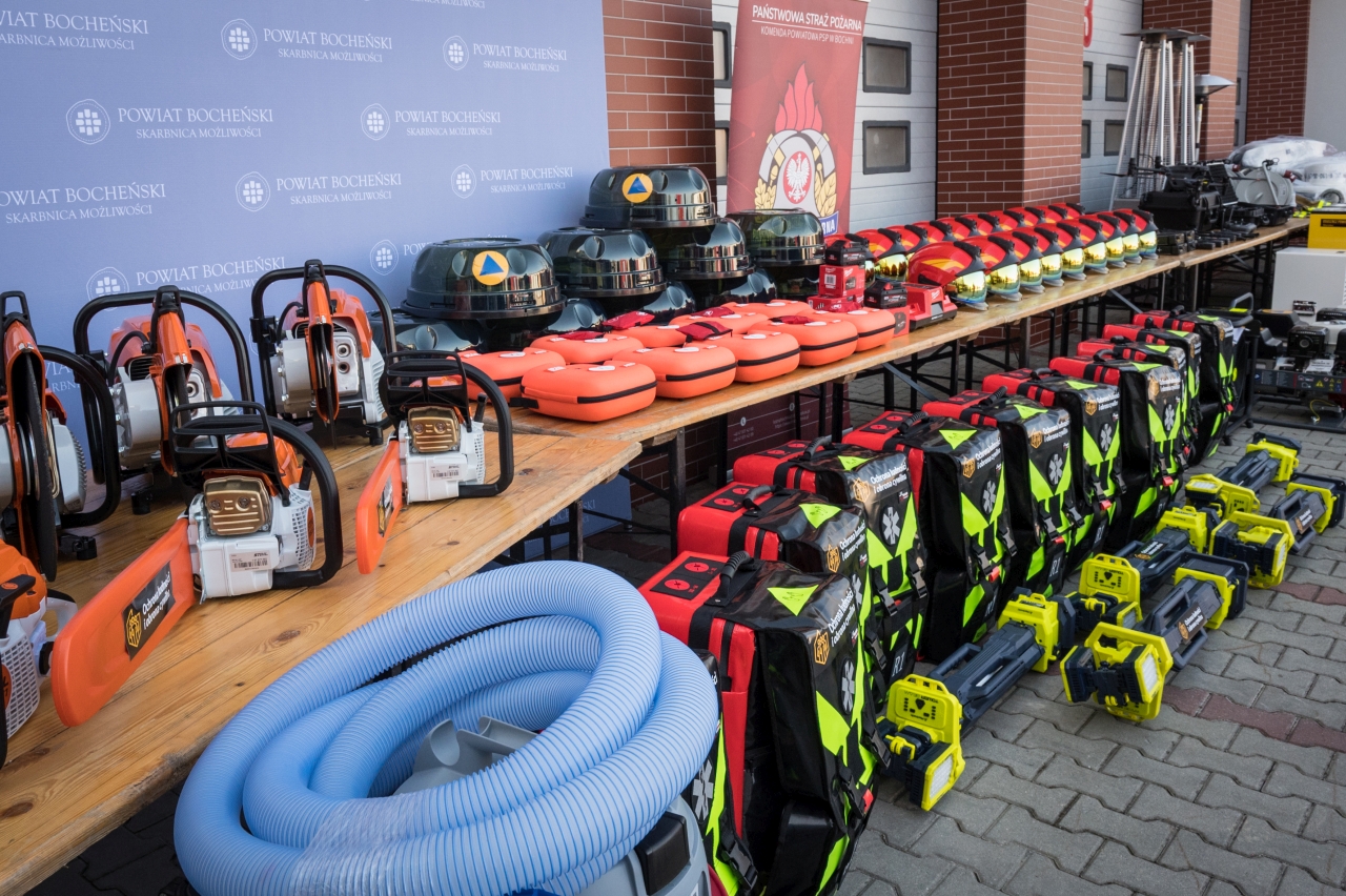 POWIAT BOCHEŃSKI. Blisko 7 mln zł dla służb w Powiecie Bocheńskim. Nowy sprzęt już gotowy do akcji [ZDJĘCIA]