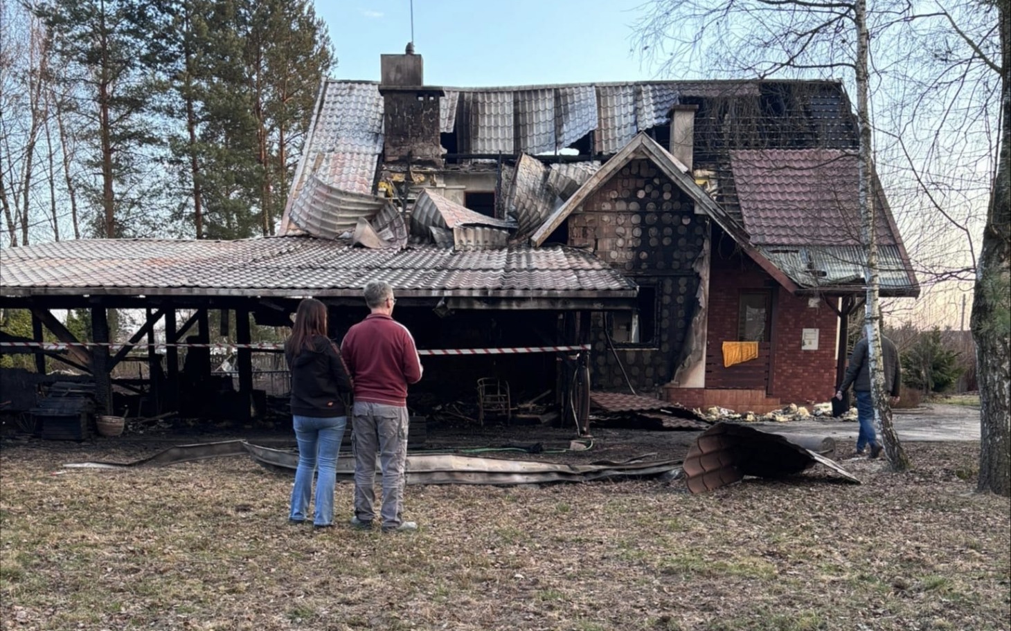 GMINA BRZESKO. W jednej chwili ogień zabrał im dach nad głową. Trwa walka o odbudowę domu rodziny z Mokrzysk