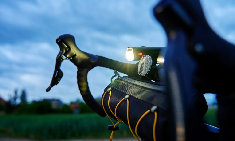 Oświetlenie i bezpieczeństwo – jak doposażyć rower?