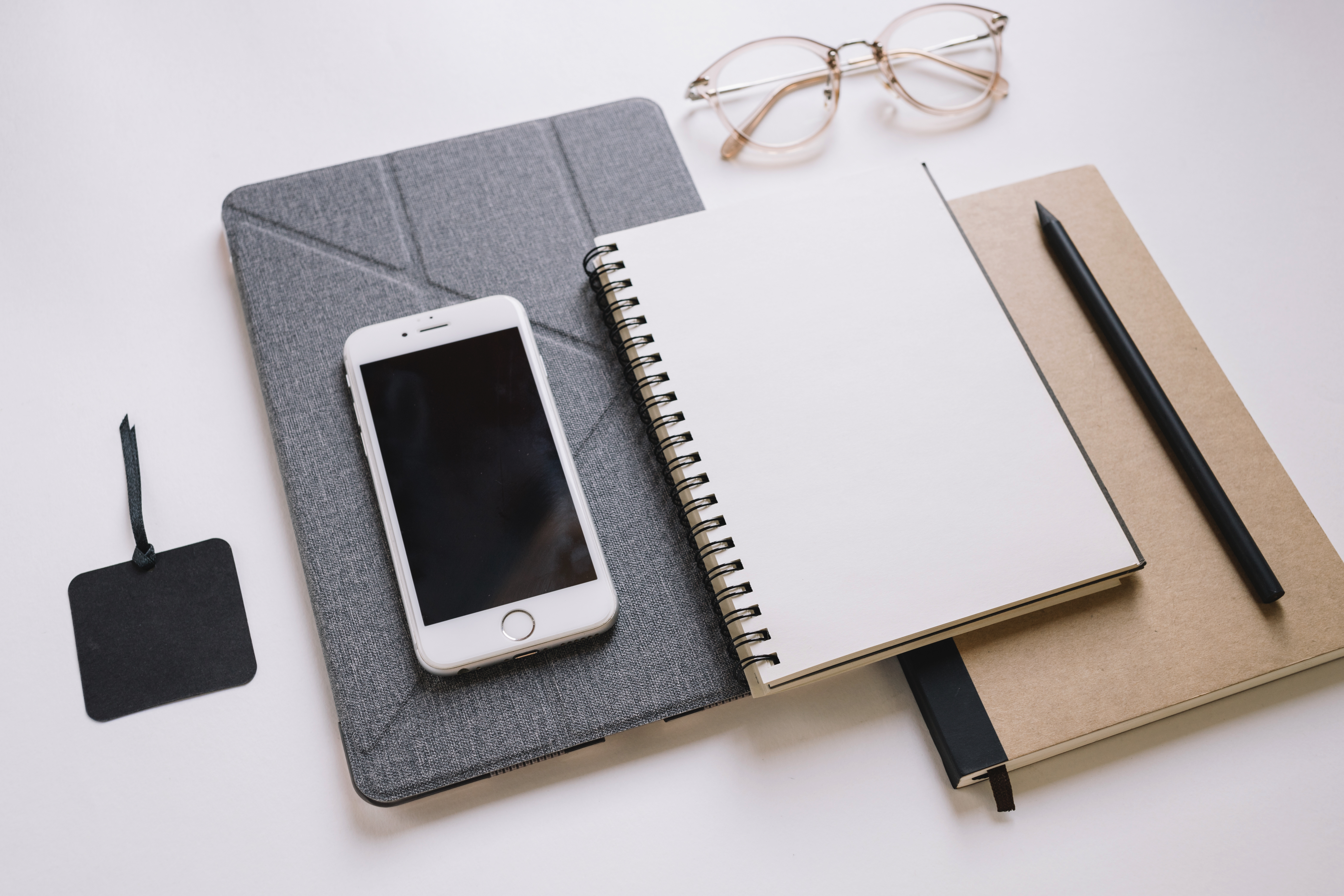 Pomysły na personalizowane notesy z logo, które będą używane na co dzień