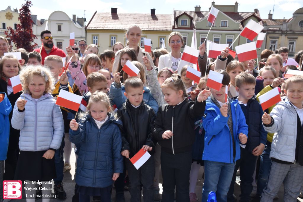 BOCHNIA. Uczniowie SP nr 5 w Bochni odśpiewali na Rynku Hymn Polski. Towarzyszyli im radni [ZDJĘCIA, WIDEO]