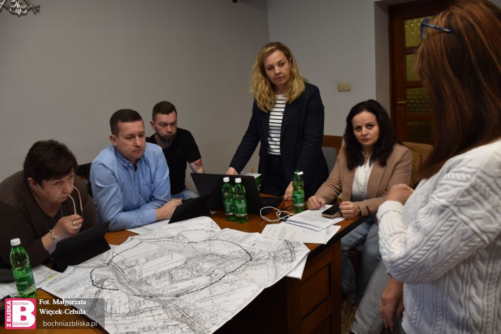 BOCHNIA. Mieszkańcy ulicy Karolina protestują przeciwko powstaniu hali produkcyjno-magazynowej, radni wnioskują o MPZP dla tej części miasta