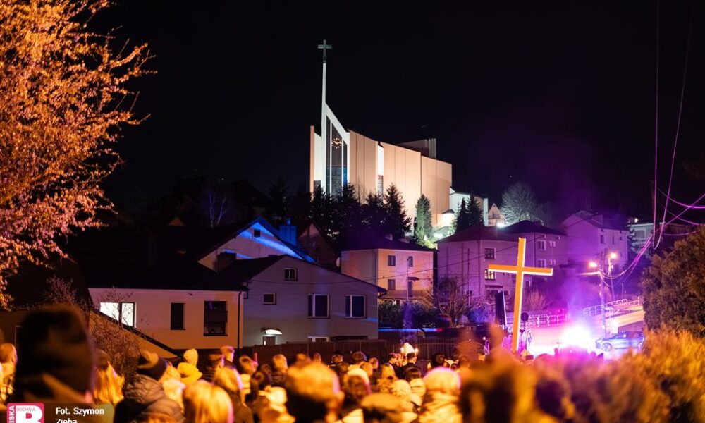 BOCHNIA. W piątkowy wieczór ulicami miasta przeszła droga krzyżowa [ZDJĘCIA]