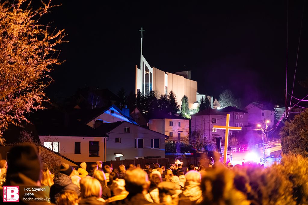 BOCHNIA. W piątkowy wieczór ulicami miasta przeszła droga krzyżowa [ZDJĘCIA]