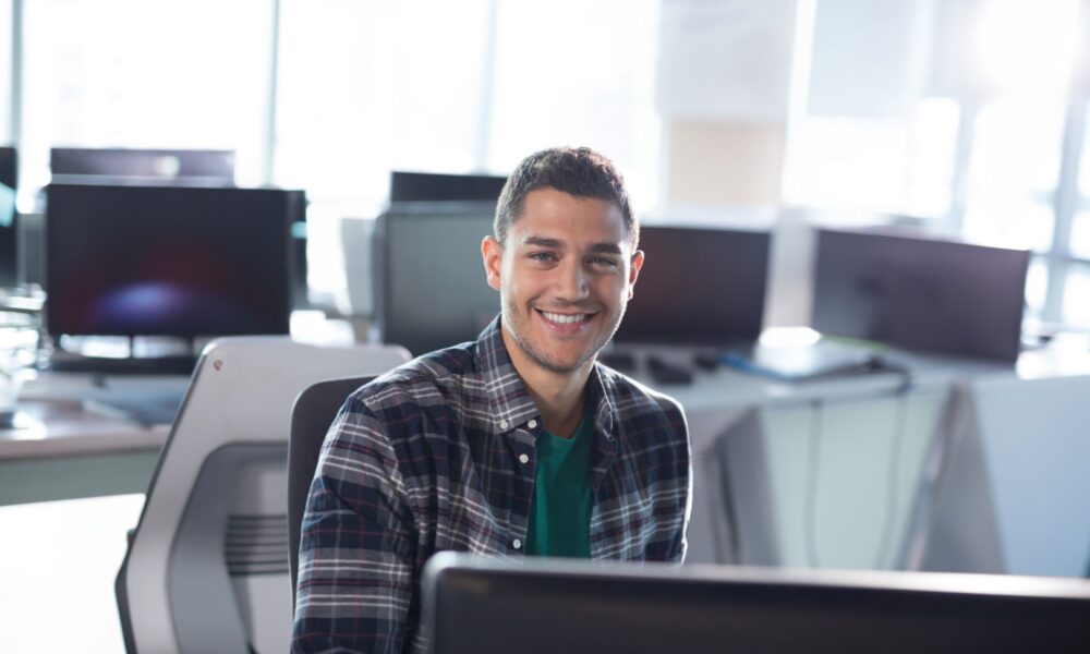 Chcesz rozpocząć karierę w branży IT? Oto wszystko, co musisz wiedzieć o pracy informatyka!