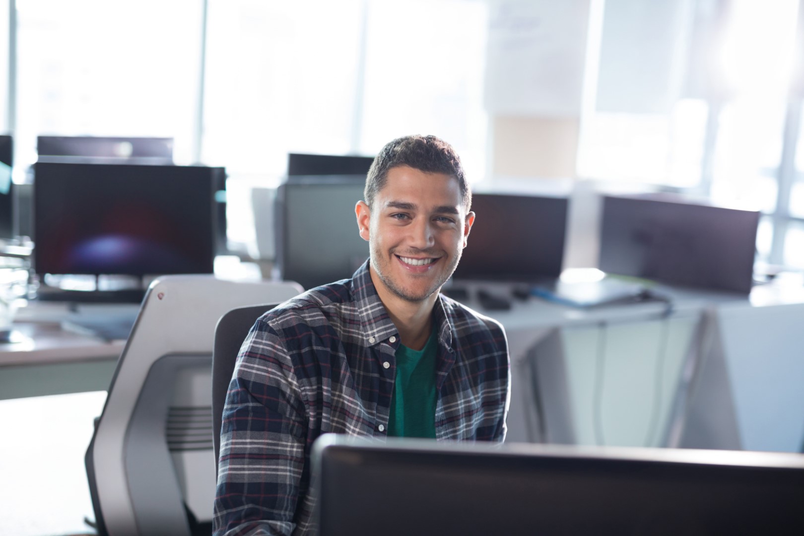 Chcesz rozpocząć karierę w branży IT? Oto wszystko, co musisz wiedzieć o pracy informatyka!