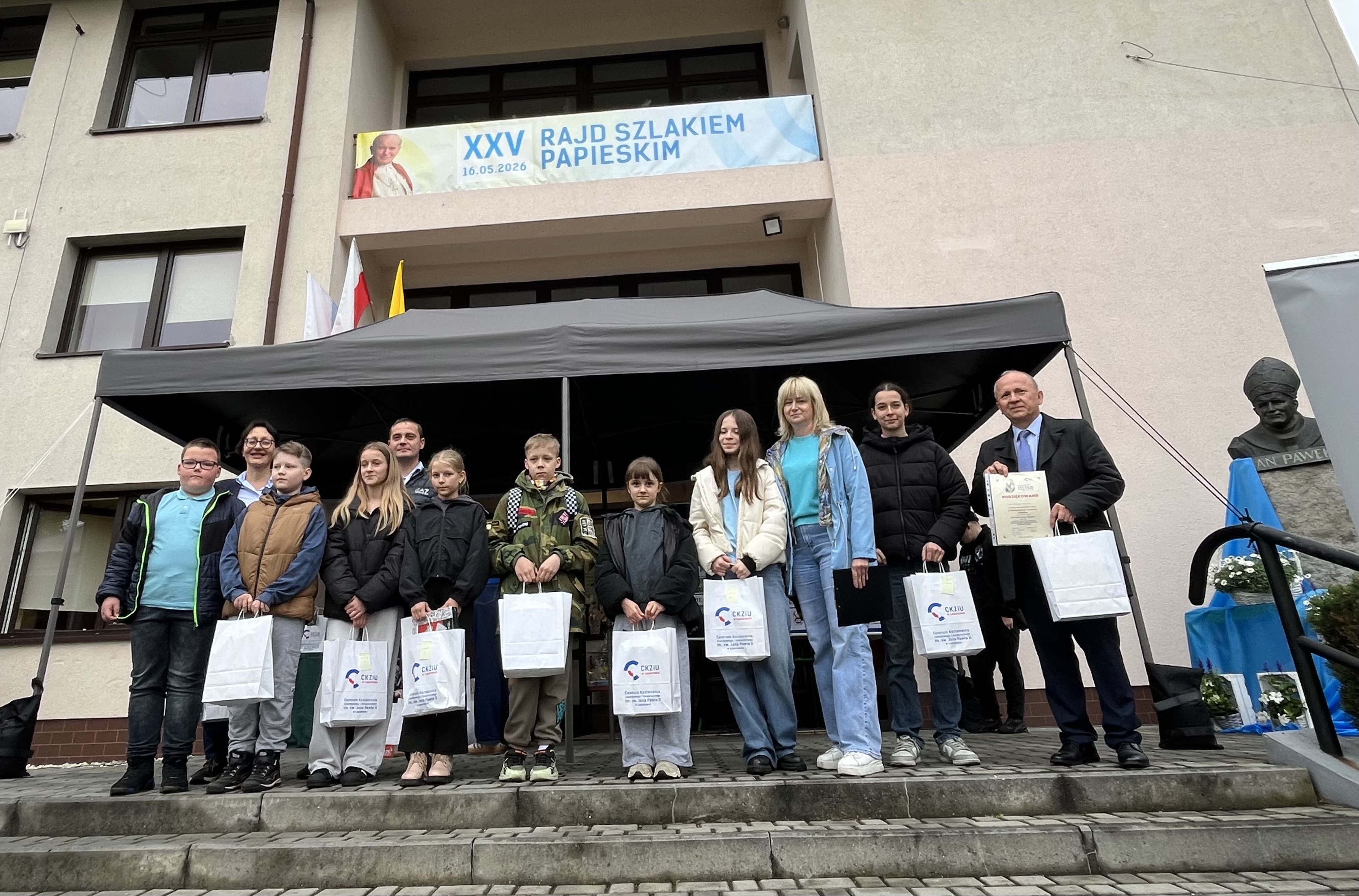 GMINA ŁAPANÓW. XXV Jubileuszowy Rajd Szlakiem Papieskim. Nie było łatwo, ale dzielnie dotarli do celu [ZDJĘCIA]