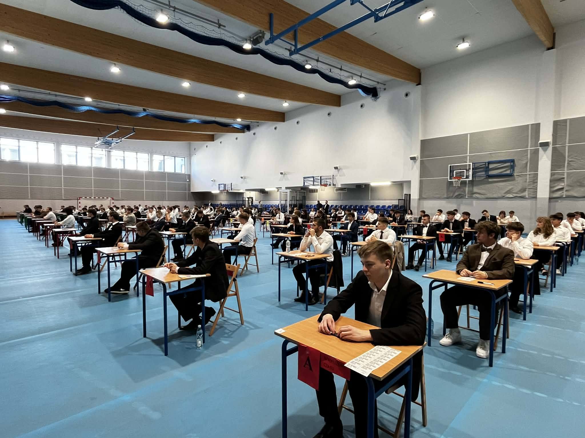 BOCHNIA. Matura w ZS nr 1 w Bochni. Do egzaminu przystąpiło 317 uczniów [ZDJĘCIA]