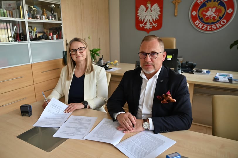 BRZESKO. Rusza modernizacja ul. Gibałówka. Burmistrz podpisał umowę z wykonawcą