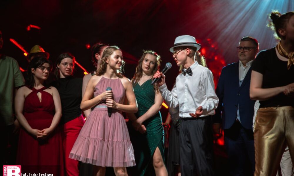 BOCHNIA. Grand Prix 19. Festiwalu Integracja Malowana Dźwiękiem dla duetu: Patryk Jakubik Lena Lelito [ZDJĘCIA, WIDEO]