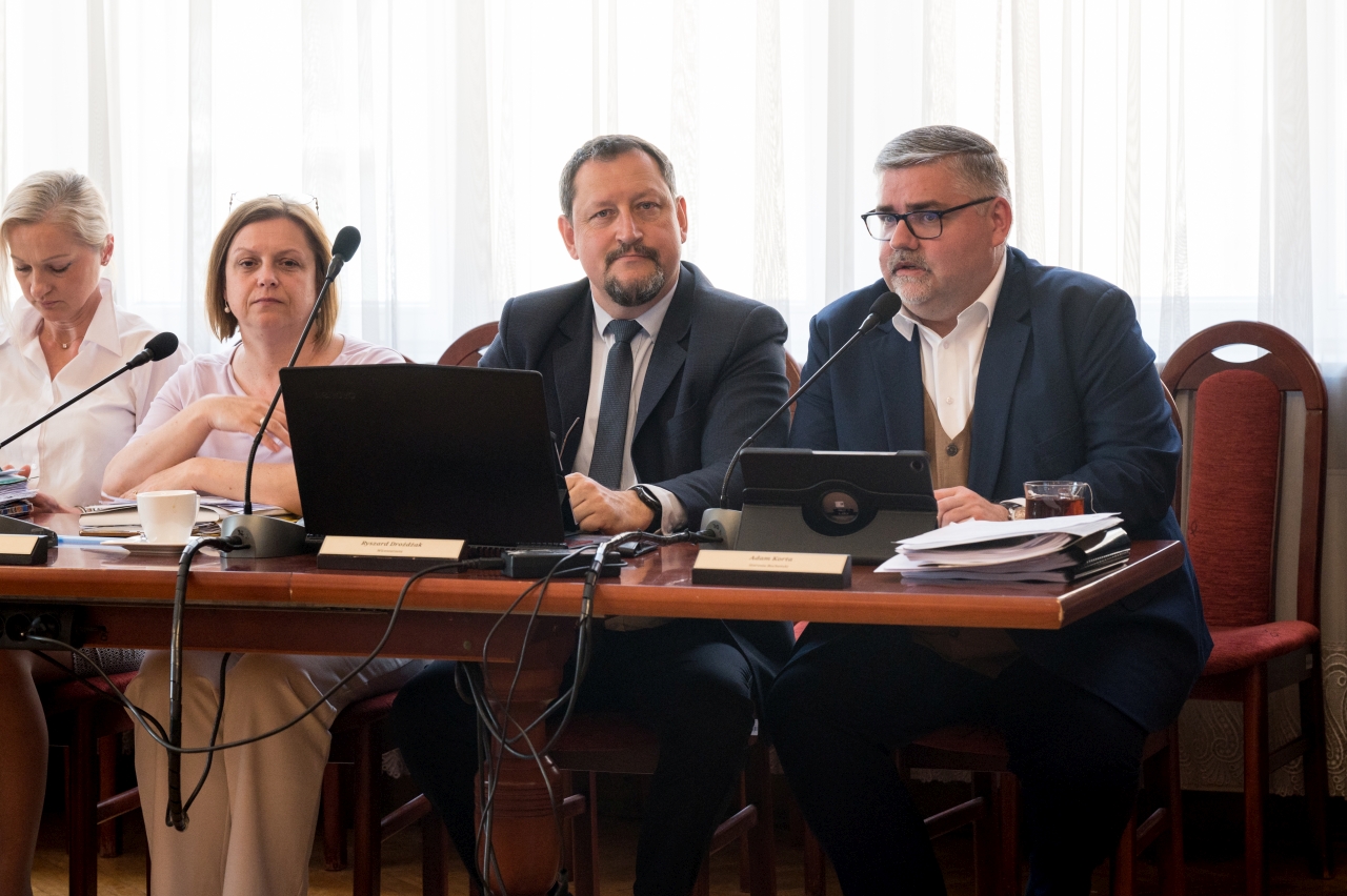 POWIAT BOCHEŃSKI. Zarząd Powiatu z absolutorium i wotum zaufania za rok 2025. Klub Radnych PiS głosował przeciw [ ZDJĘCIA]