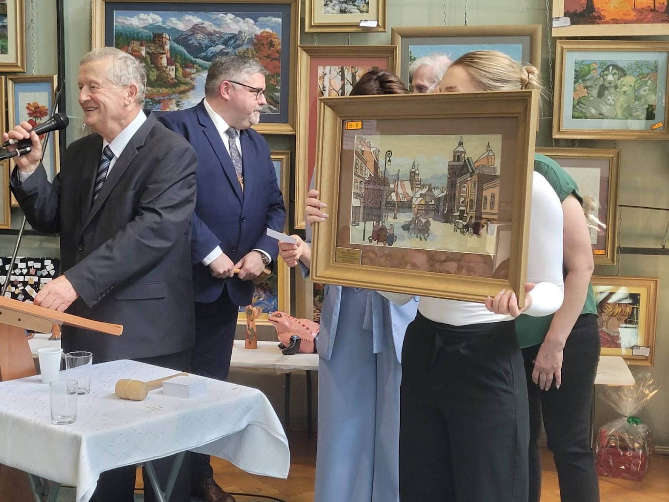 BOCHNIA. Aukcja Prac Uczestników WTZ w Proszówkach – sztuka z sercem. Zebrano ponad 150 tys. zł [ ZDJĘCIA]