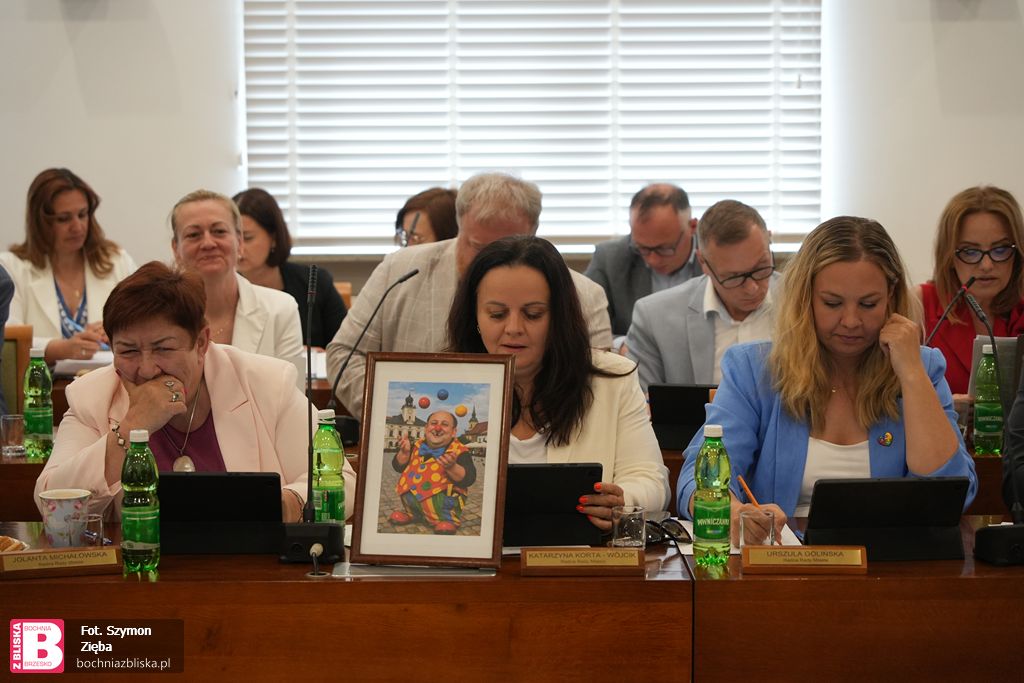BOCHNIA. Rysunek klauna na sesji Rady Miasta w Bochni. Katarzyna Korta Wójcik: to moja maskotka!