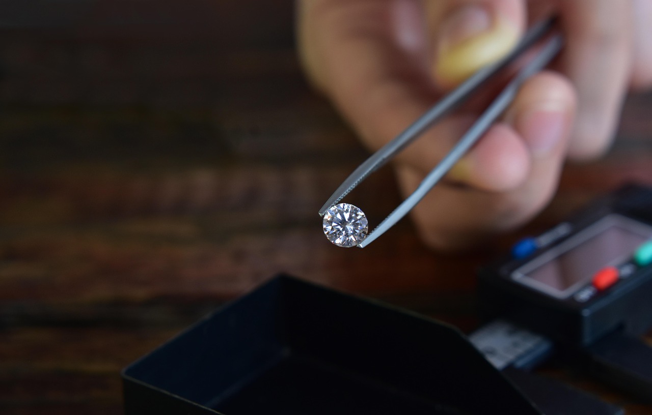 Sekrety doboru idealnego diamentu do pierścionka
