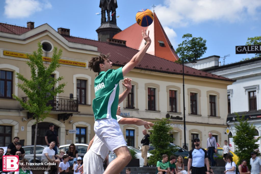 BOCHNIA. Święto koszykówki na Rynku, czyli Bochnia 3×3 CUP [DUŻO ZDJĘĆ]