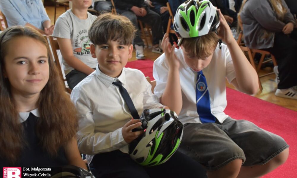 BOCHNIA.Kask dla młodego rowerzysty. Wiceminister Bukowiec zainaugurował akcję w Bochni i Krakowie [ZDJĘCIA]