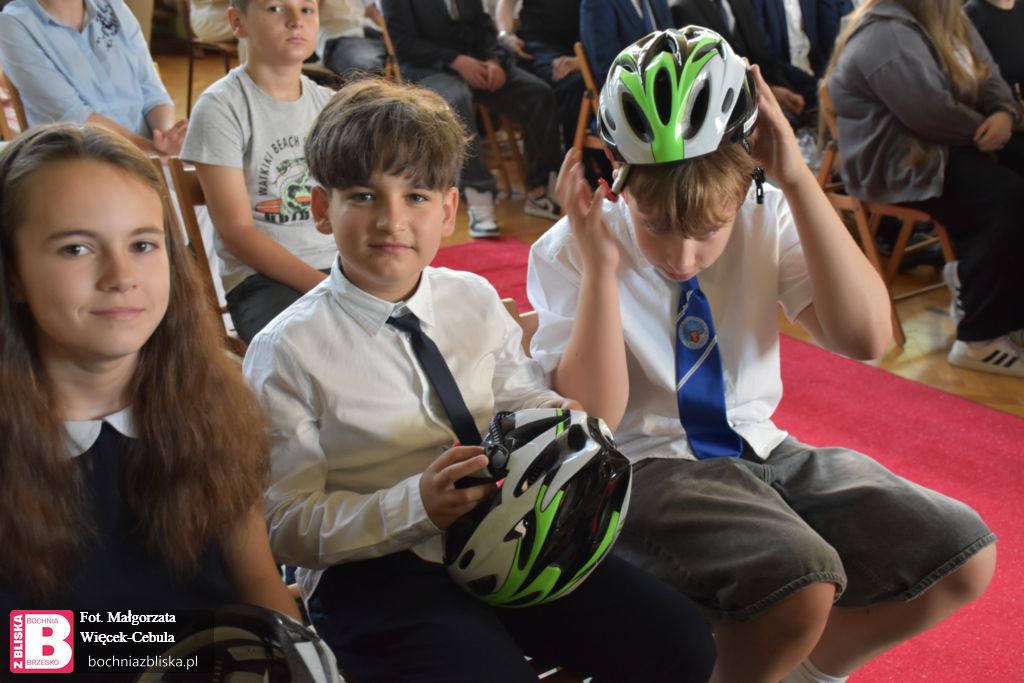 BOCHNIA.Kask dla młodego rowerzysty. Wiceminister Bukowiec zainaugurował akcję w Bochni i Krakowie [ZDJĘCIA]