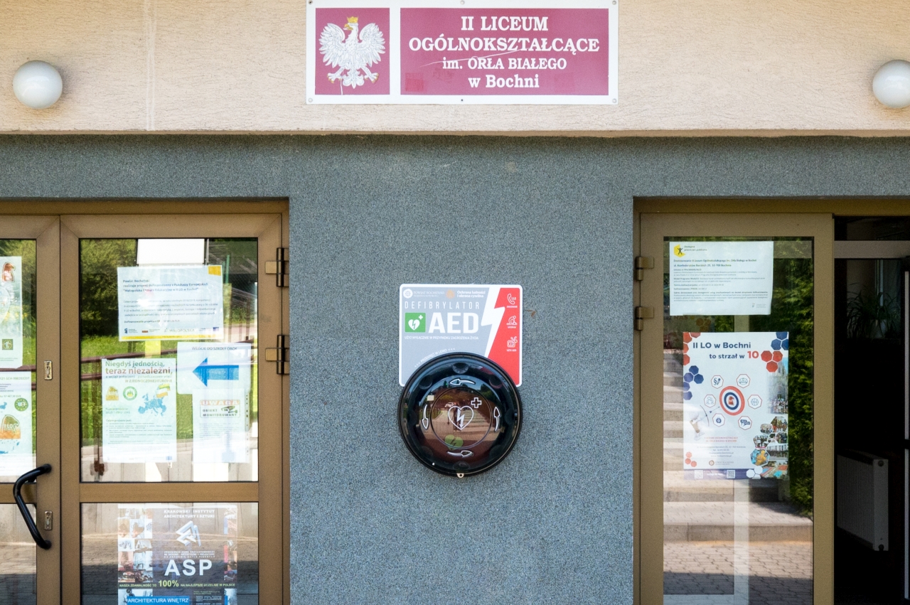 Powiat Bocheński inwestuje w bezpieczeństwo: 10 nowych defibrylatorów AED