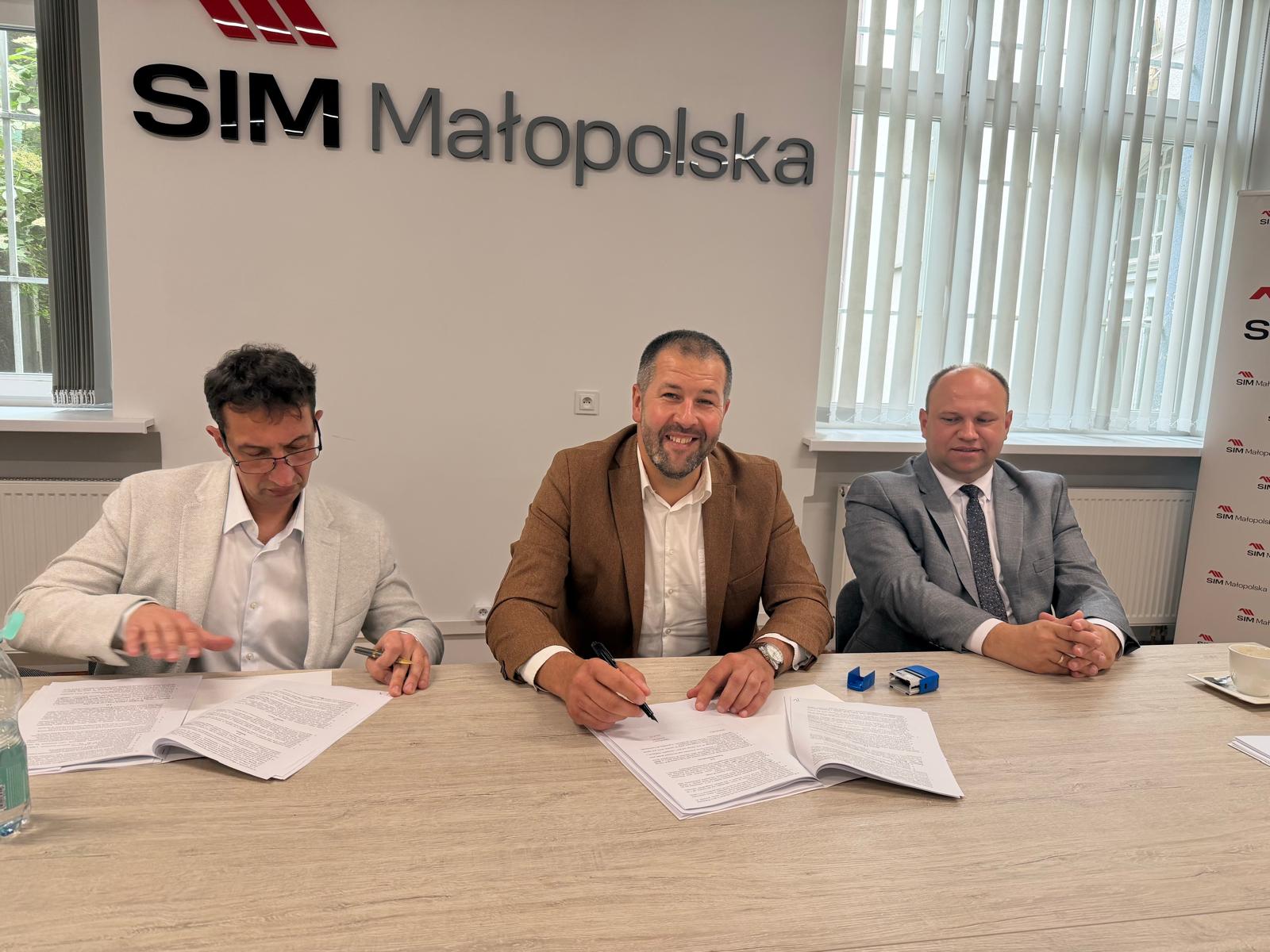 GMINA TRZCIANA. SIM Małopolska inwestuje w powiecie bocheńskim! Podpisano umowę na budowę 30 mieszkań w Trzcianie