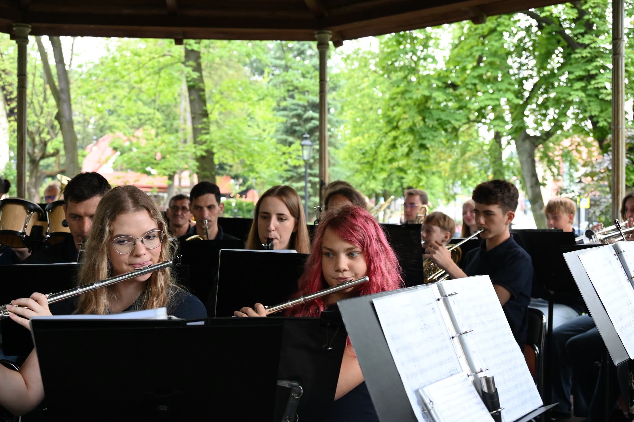 BOCHNIA. Strażacka Orkiestra Dęta Stary Wiśnicz zagrała na Plantach Salinarnych [ZDJĘCIA]