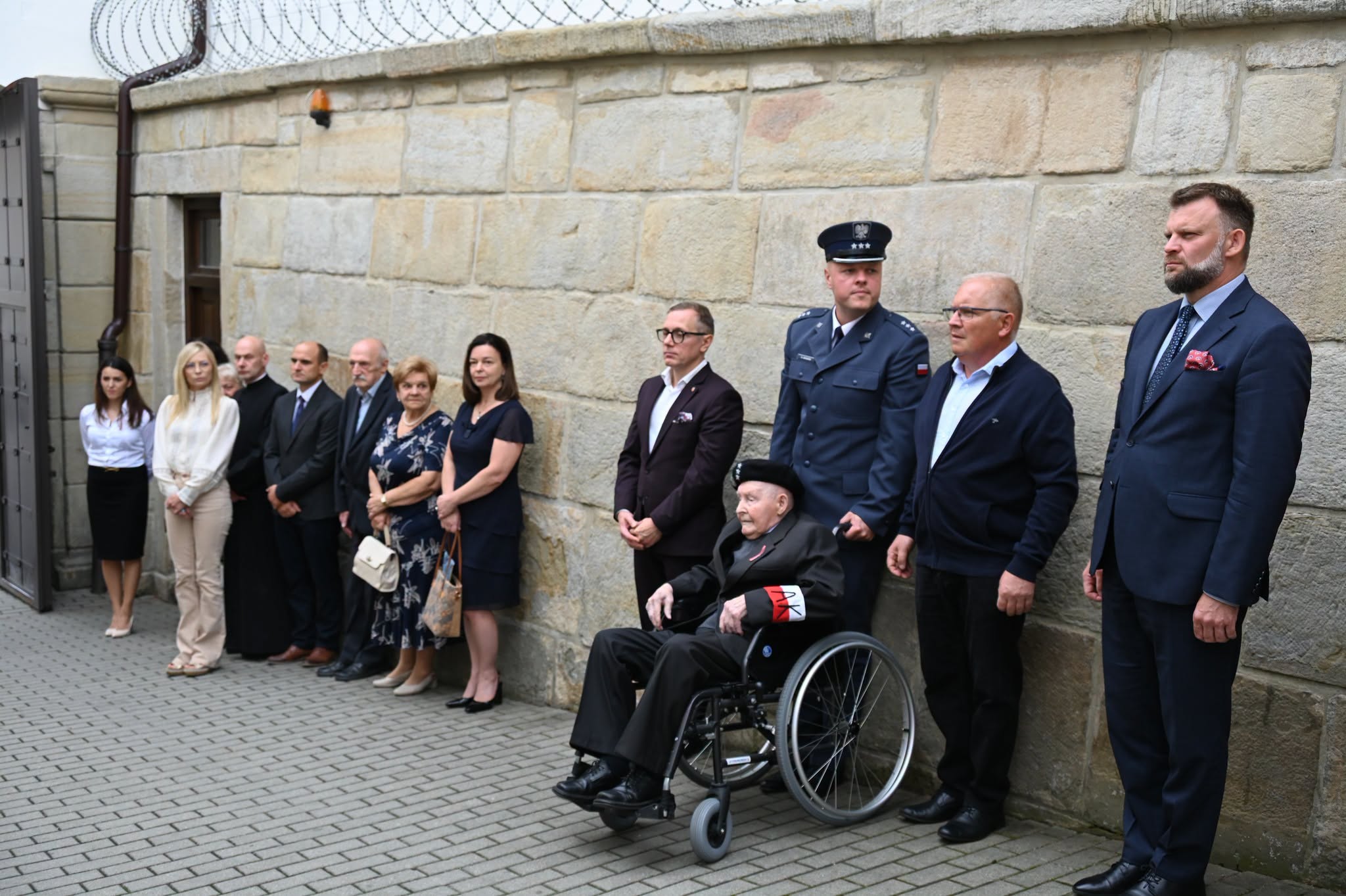 NOWY WIŚNICZ. Po 82. latach spotkali się, by oddać hołd uczestnikom brawurowej akcji Armii Krajowej [ZDJĘCIA]