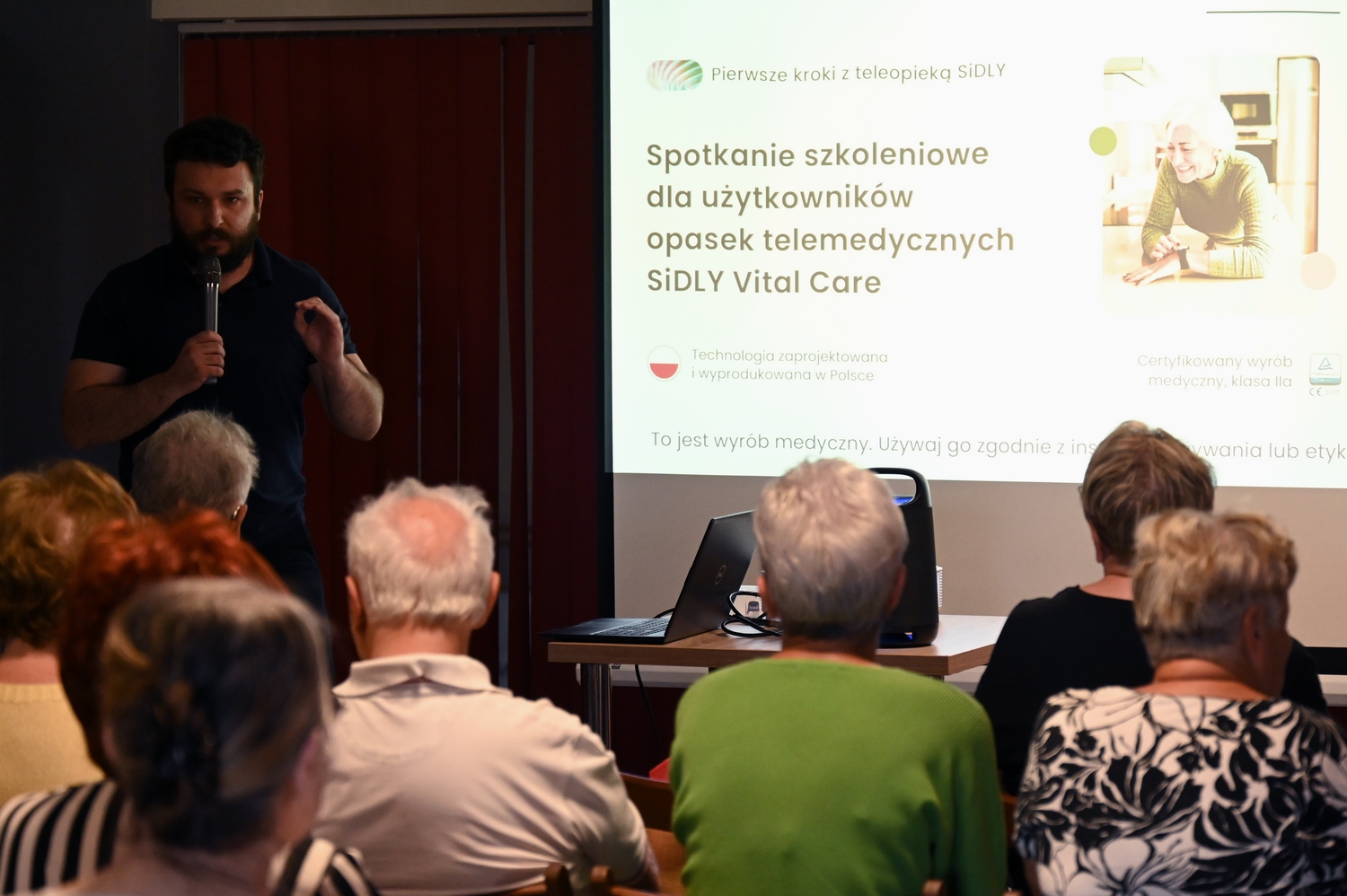 BOCHNIA. Teleopieka: pierwszych 50 seniorów z Bochni otrzymało opaski bezpieczeństwa [ZDJĘCIA]