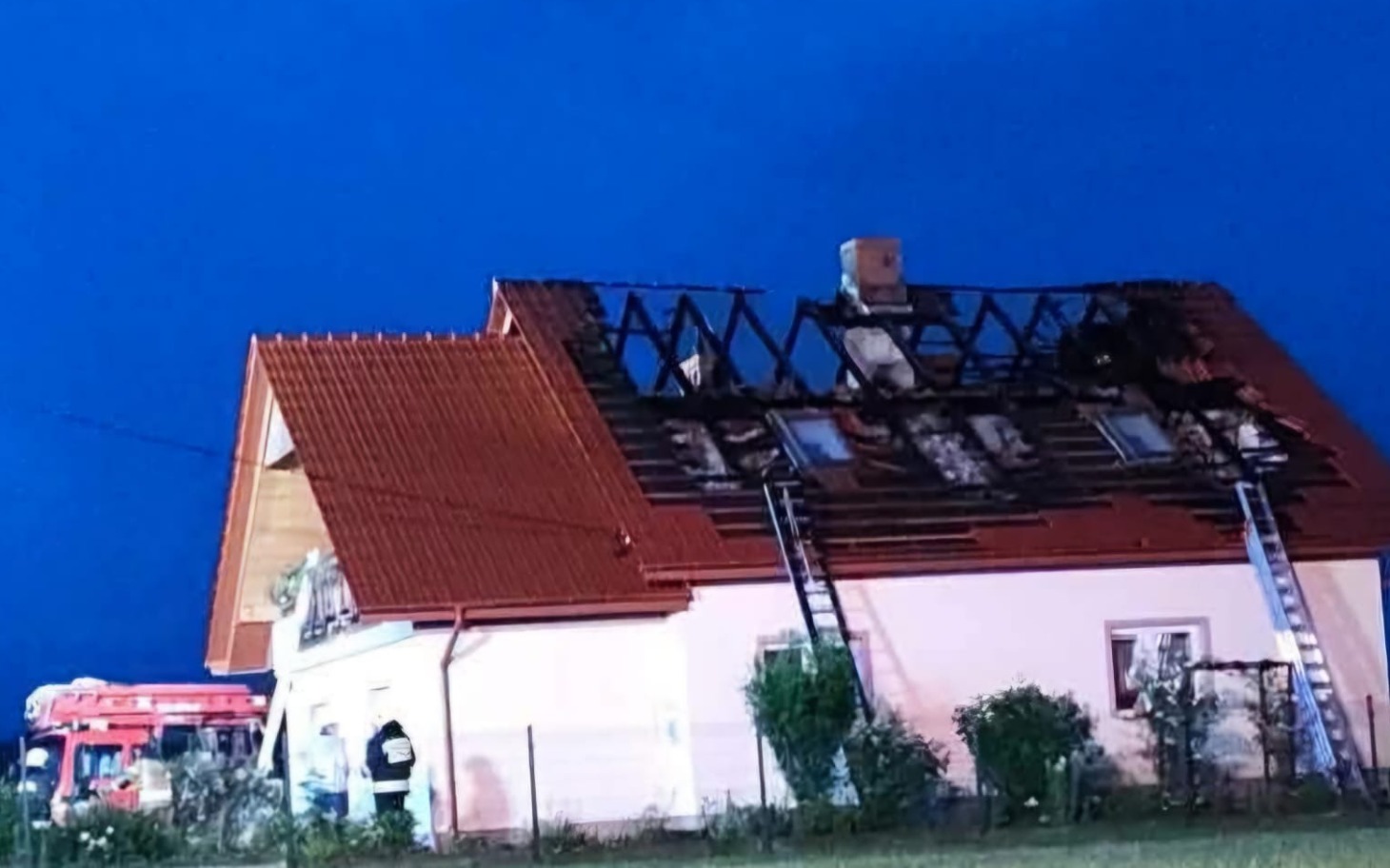 NOWY WIŚNICZ. Tragiczne uderzenie pioruna odebrało im dorobek życia. Dzieci walczą o dom dla poszkodowanych rodziców