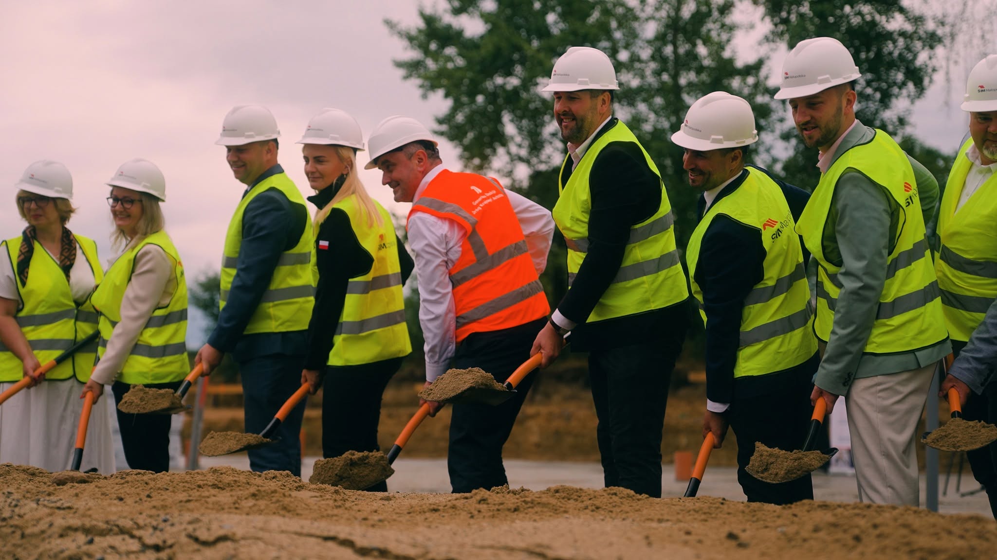 GMINA TRZCIANA. Pierwsza łopata wbita! Budowa mieszkań w Trzcianie ruszyła! [ZDJĘCIA]