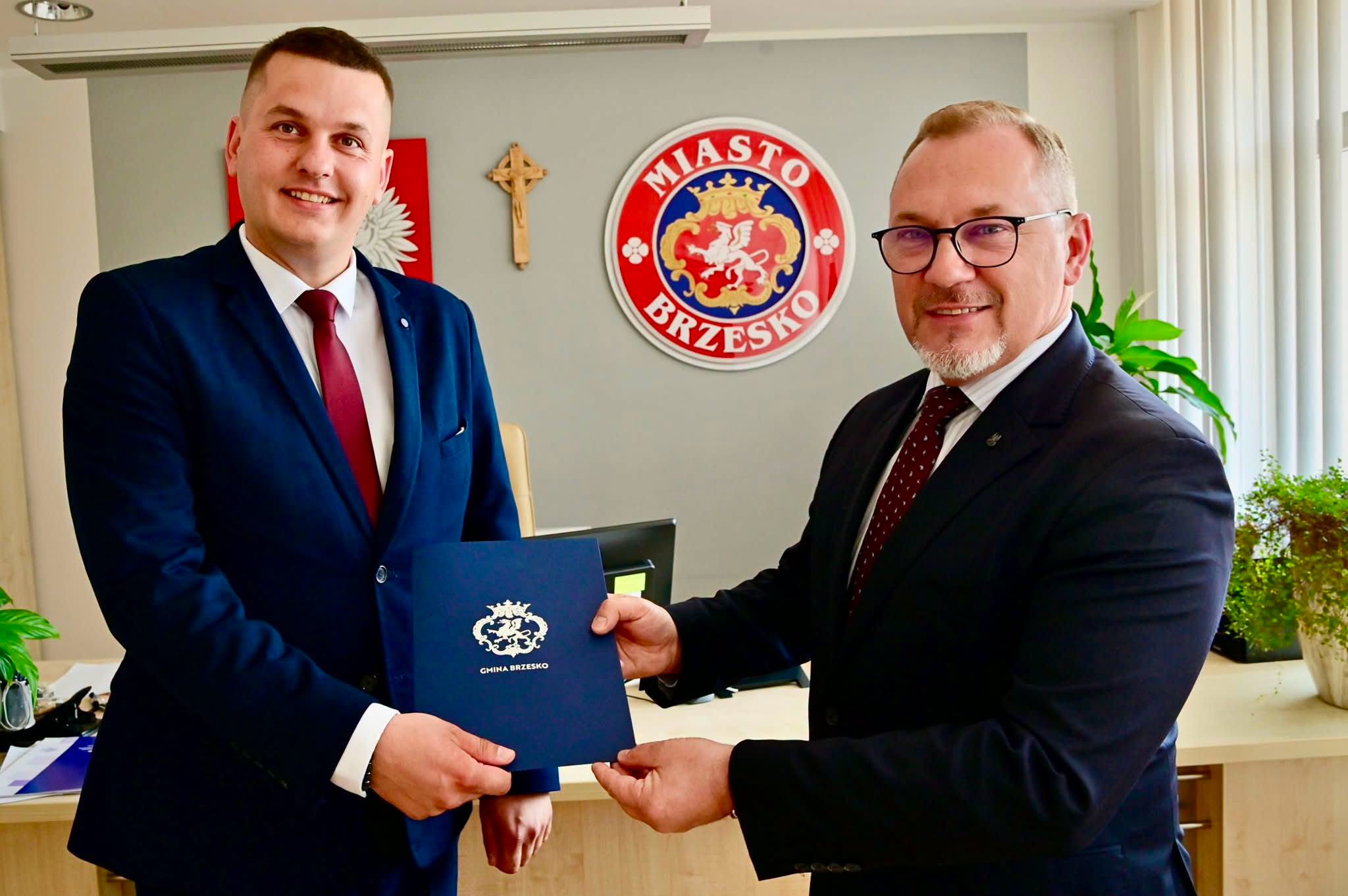 🔴BRZESKO. Burmistrz Brzeska powołał drugiego zastępcę. Został nim 33-letni Kamil Trąba