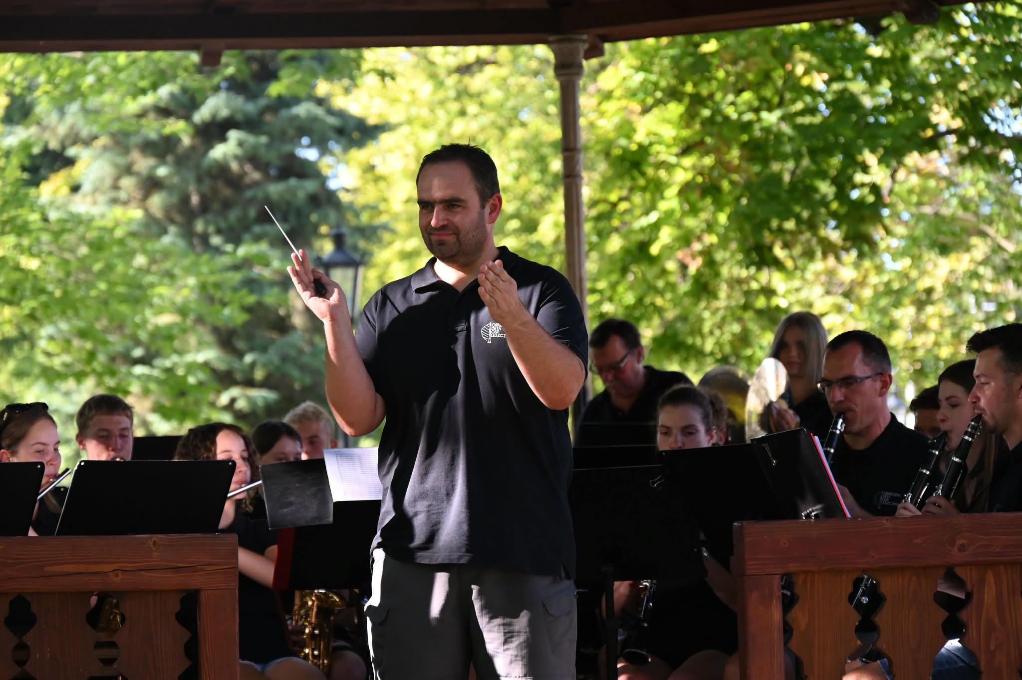 BOCHNIA. Orkiestra Dęta OSP Leszczyna zagrała na Plantach Salinarnych [ZDJĘCIA]