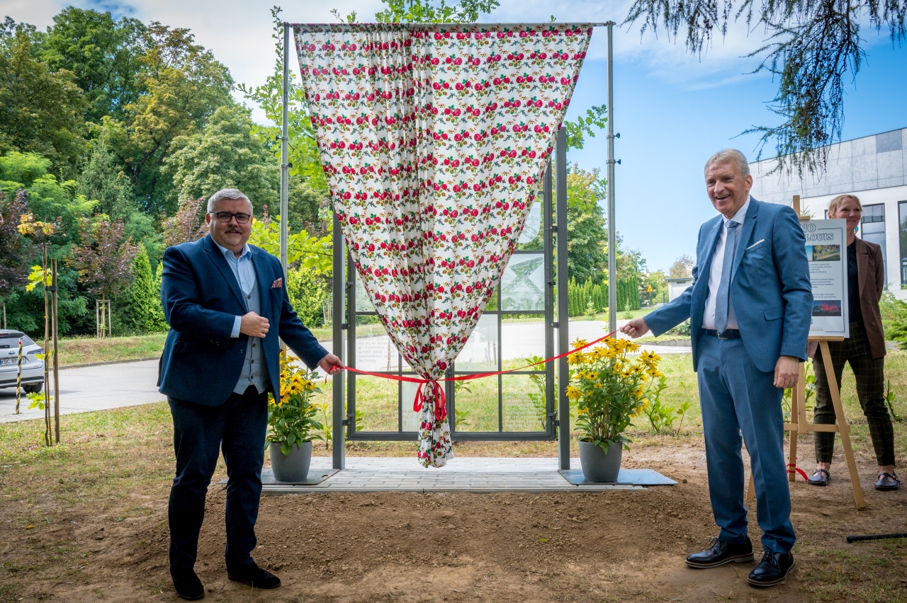 POWIAT BOCHEŃSKI. Okno na Saarlouis już w Bochni. Symbol 25 lat przyjaźni i współpracy