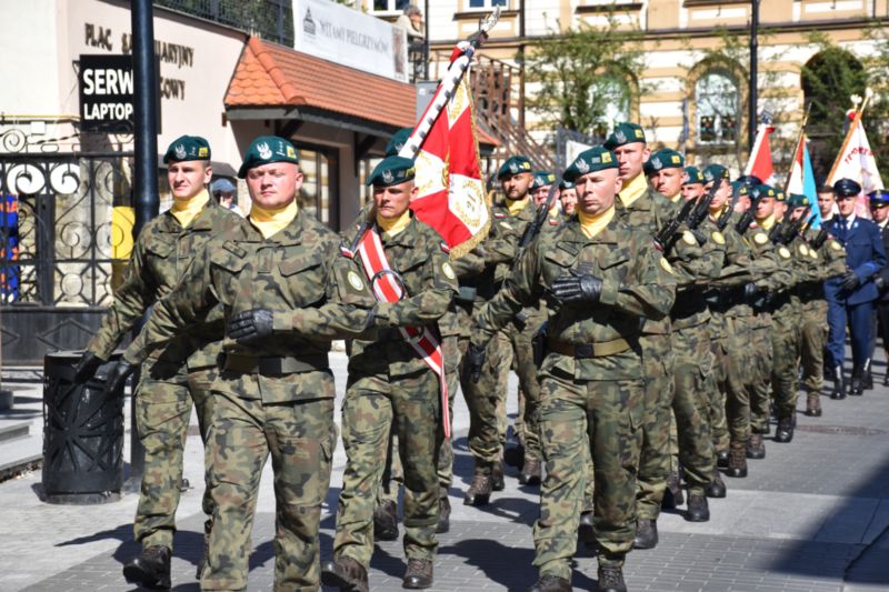 BOCHNIA. Święto Wojska Polskiego: Msza Św., Apel Pamięci i mianowania na wyższy stopień wojskowy żołnierzom 21. Batalionu Logistycznego z Rzeszowa [DUŻO ZDJĘĆ]