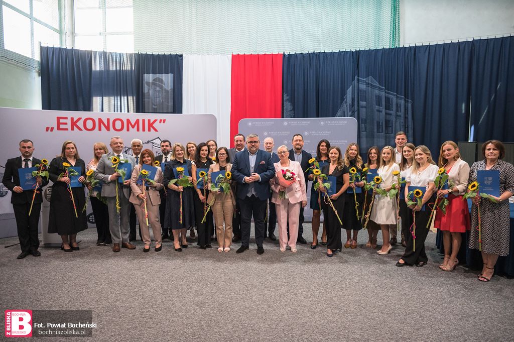 POWIAT BOCHEŃSKI. 25 nauczycieli odebrało akty mianowania na wyższe stopnie [ZDJĘCIA]
